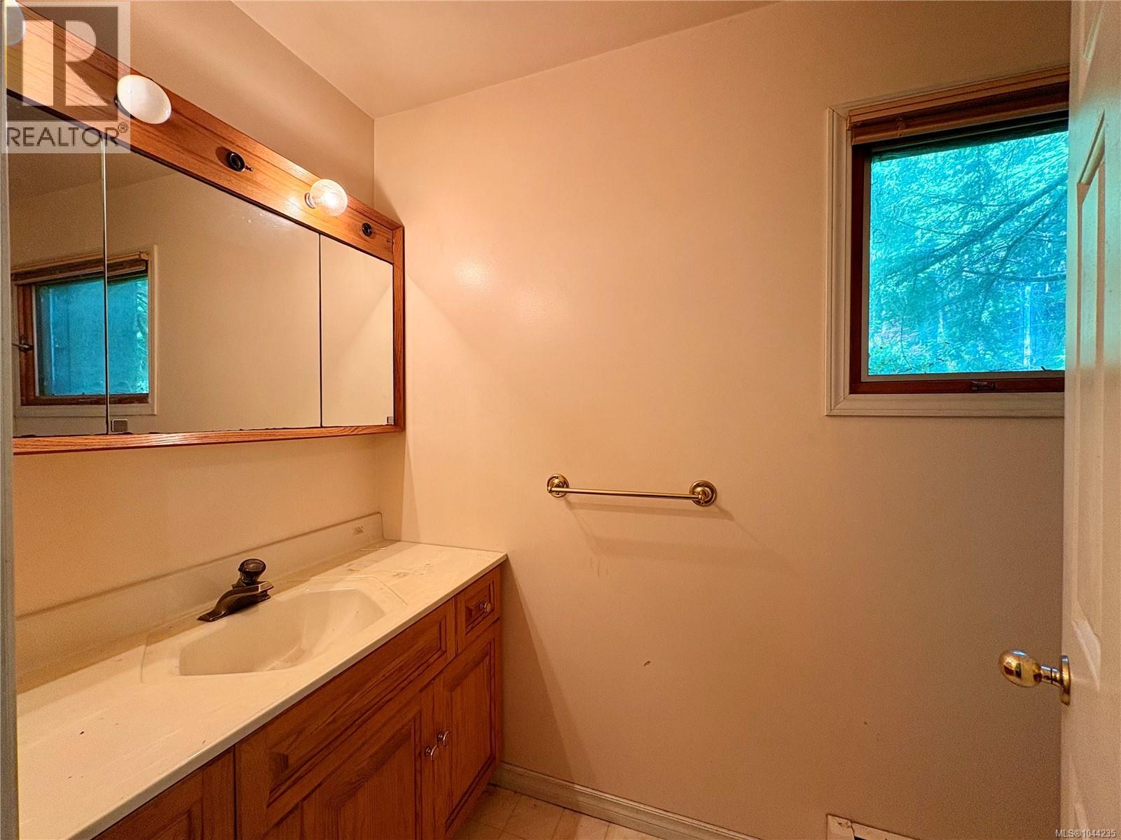 245 Quatsino Rd - 27