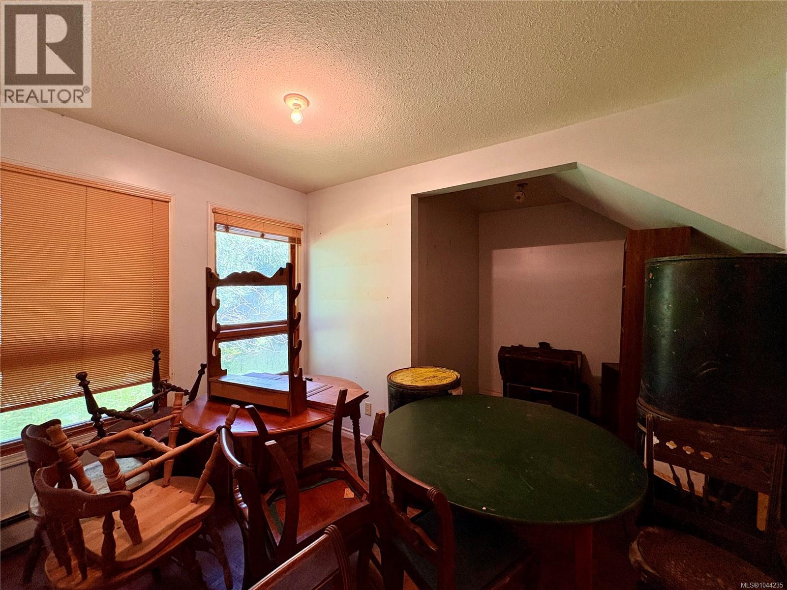 245 Quatsino Rd - 28