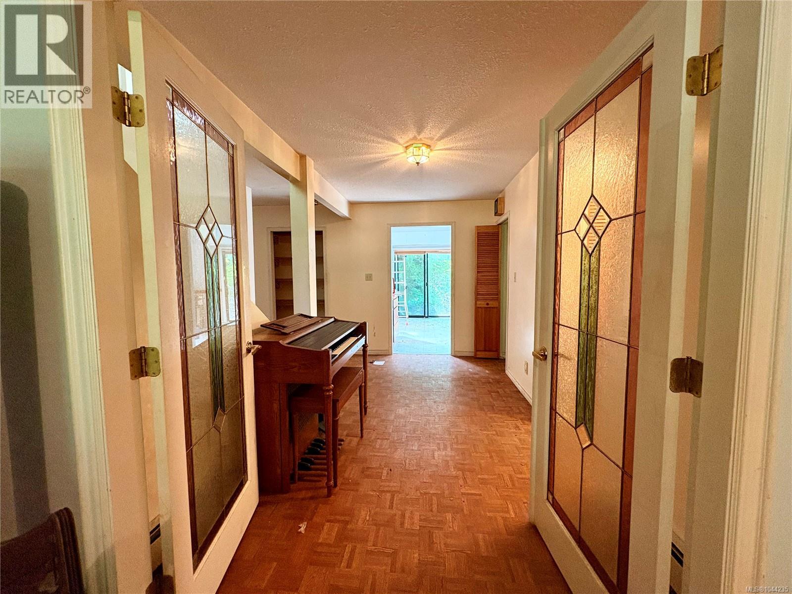 245 Quatsino Rd - 29
