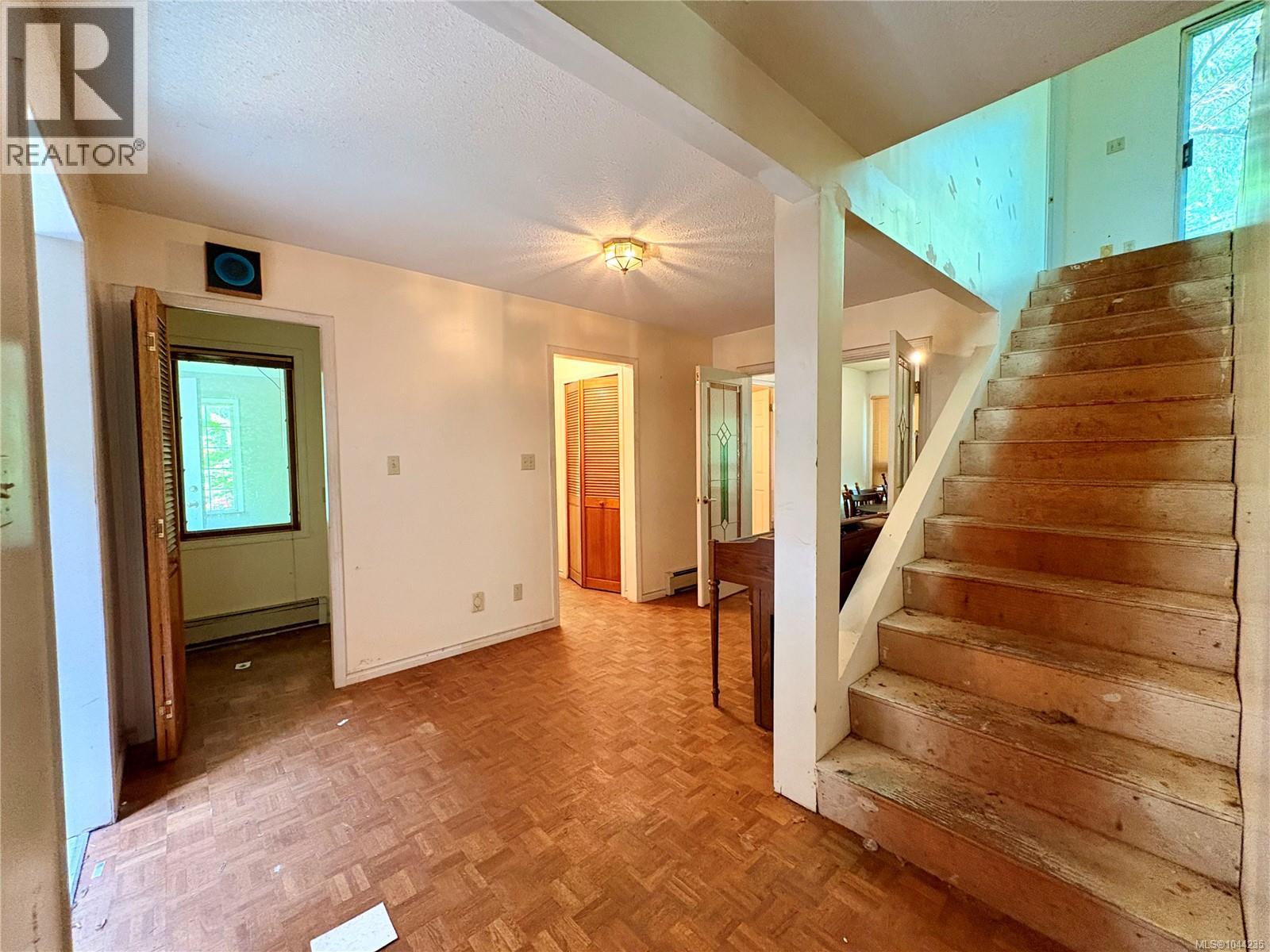 245 Quatsino Rd - 31