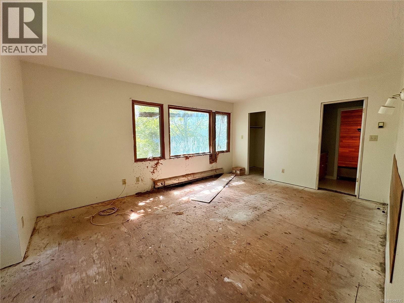 245 Quatsino Rd - 32