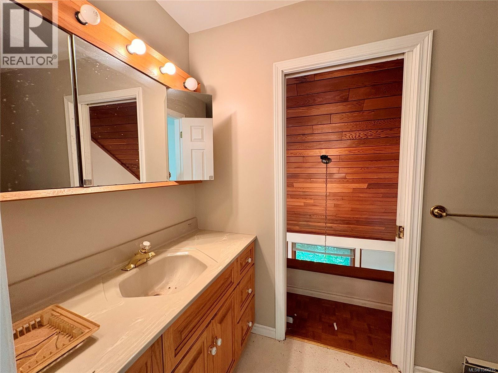 245 Quatsino Rd - 33