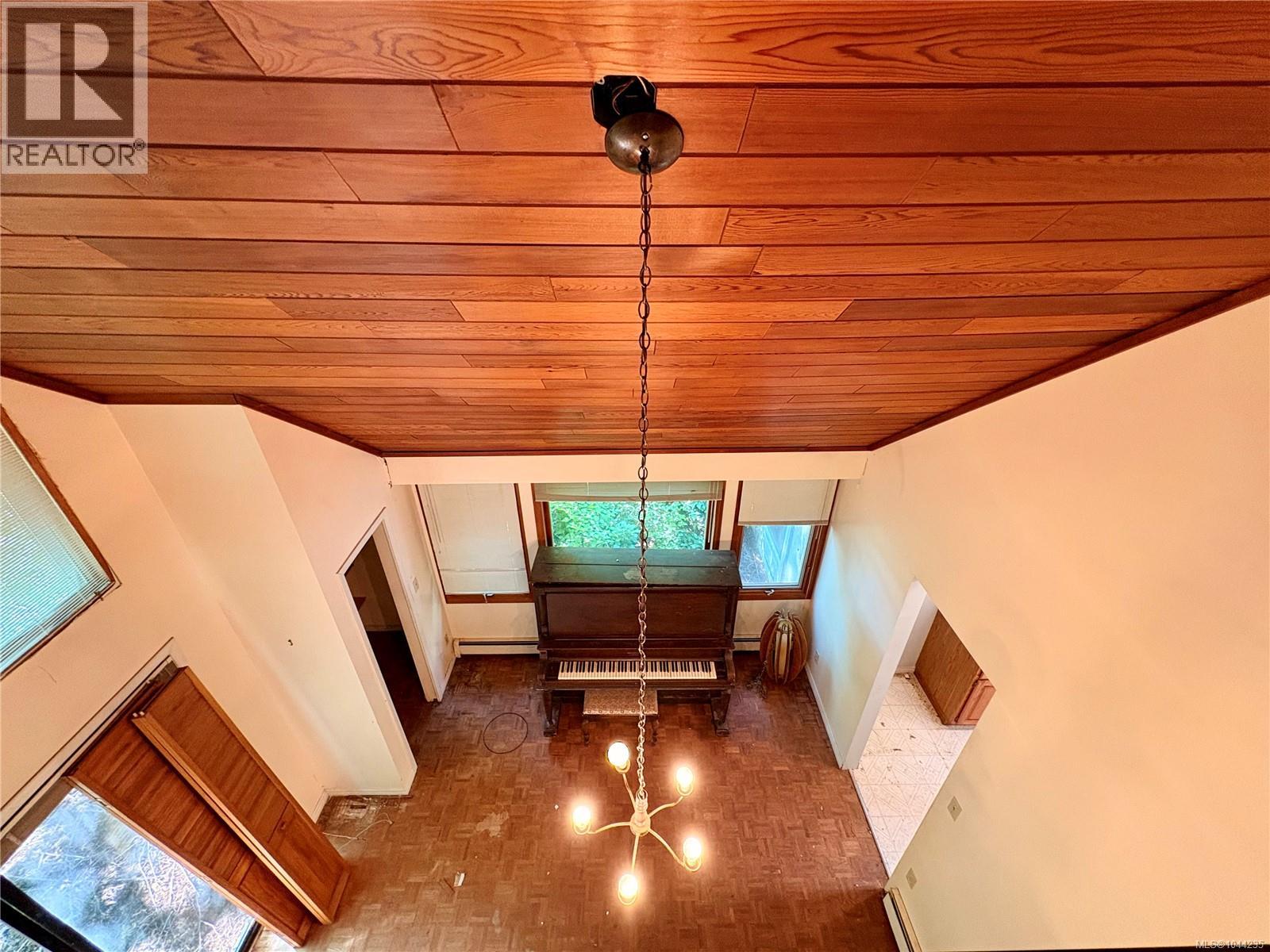 245 Quatsino Rd - 34