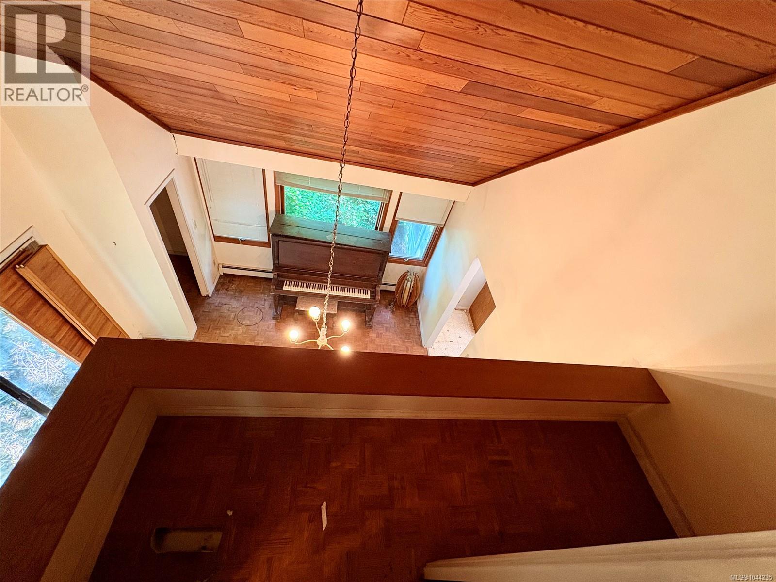 245 Quatsino Rd - 35
