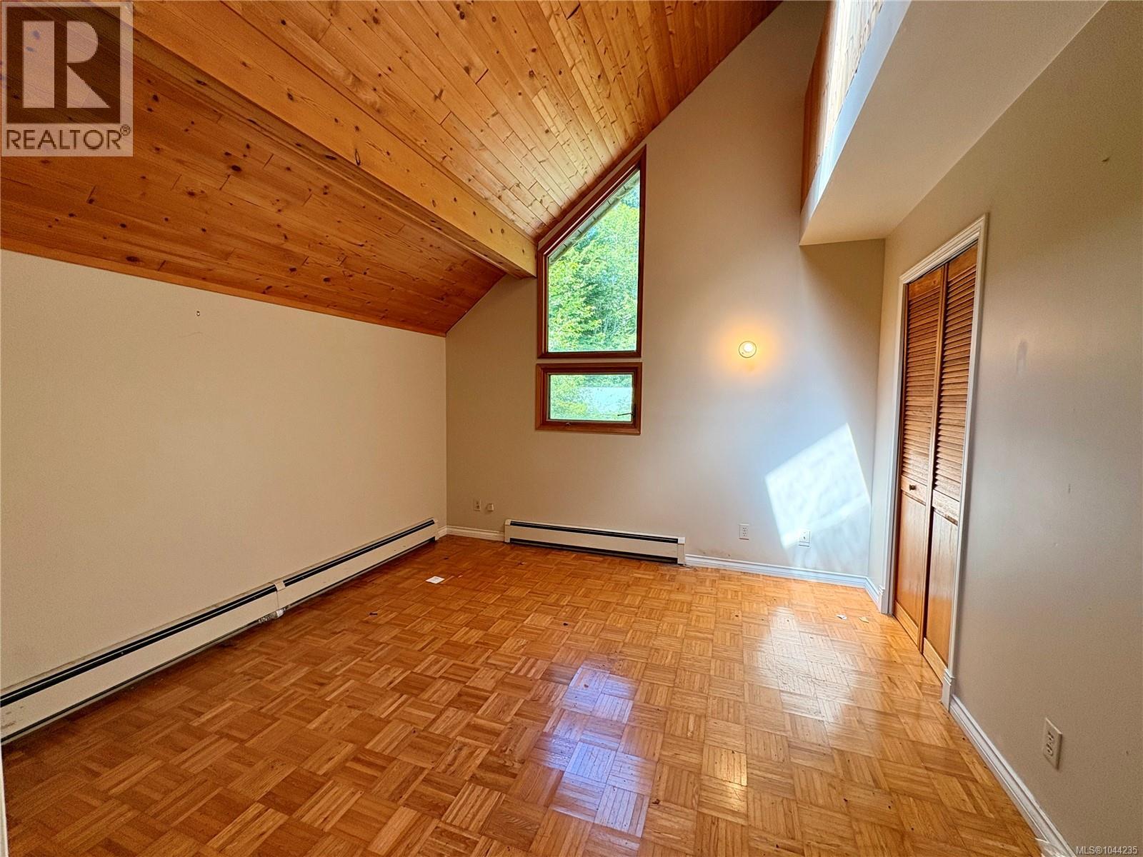 245 Quatsino Rd - 37