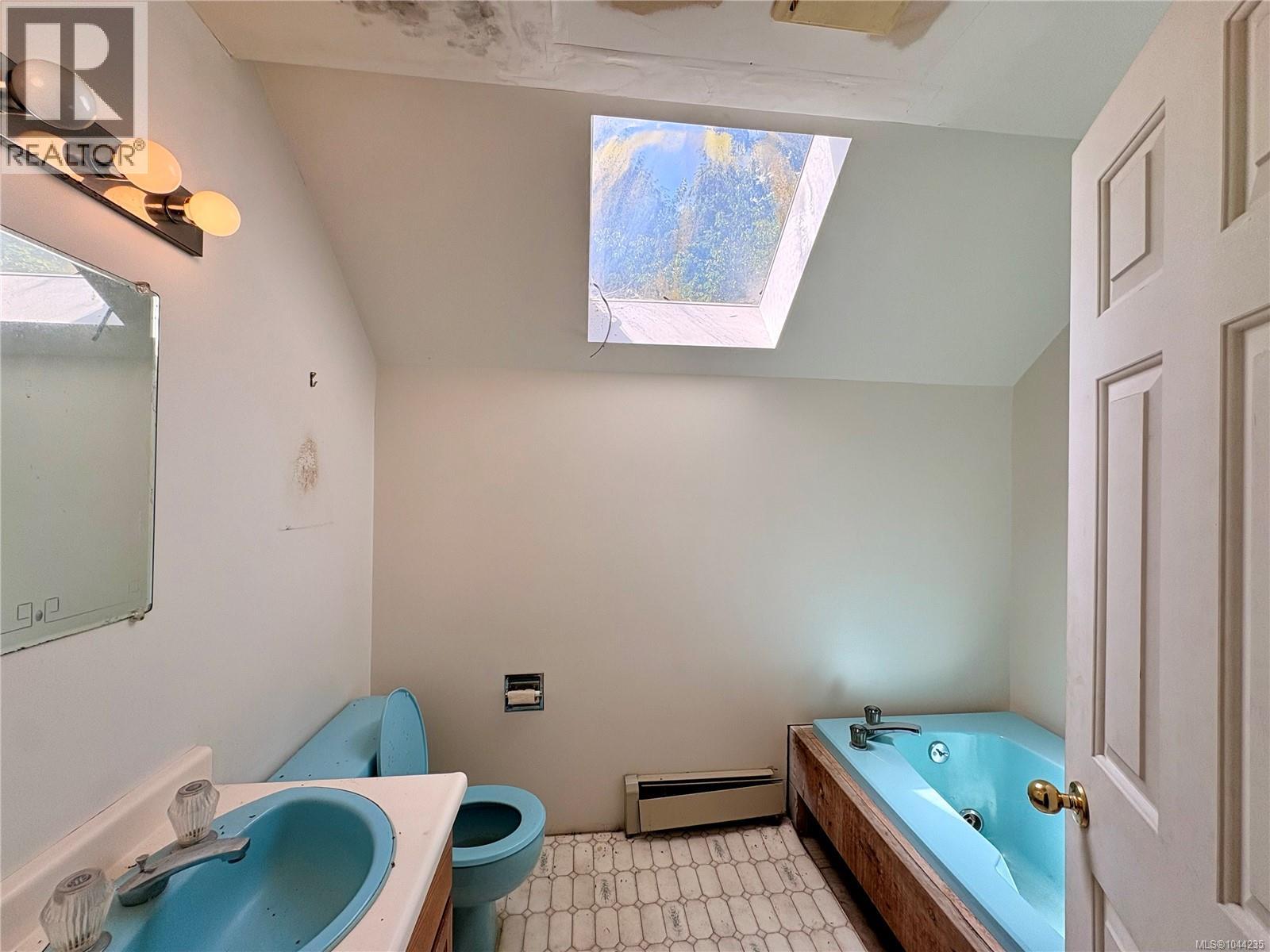 245 Quatsino Rd - 39