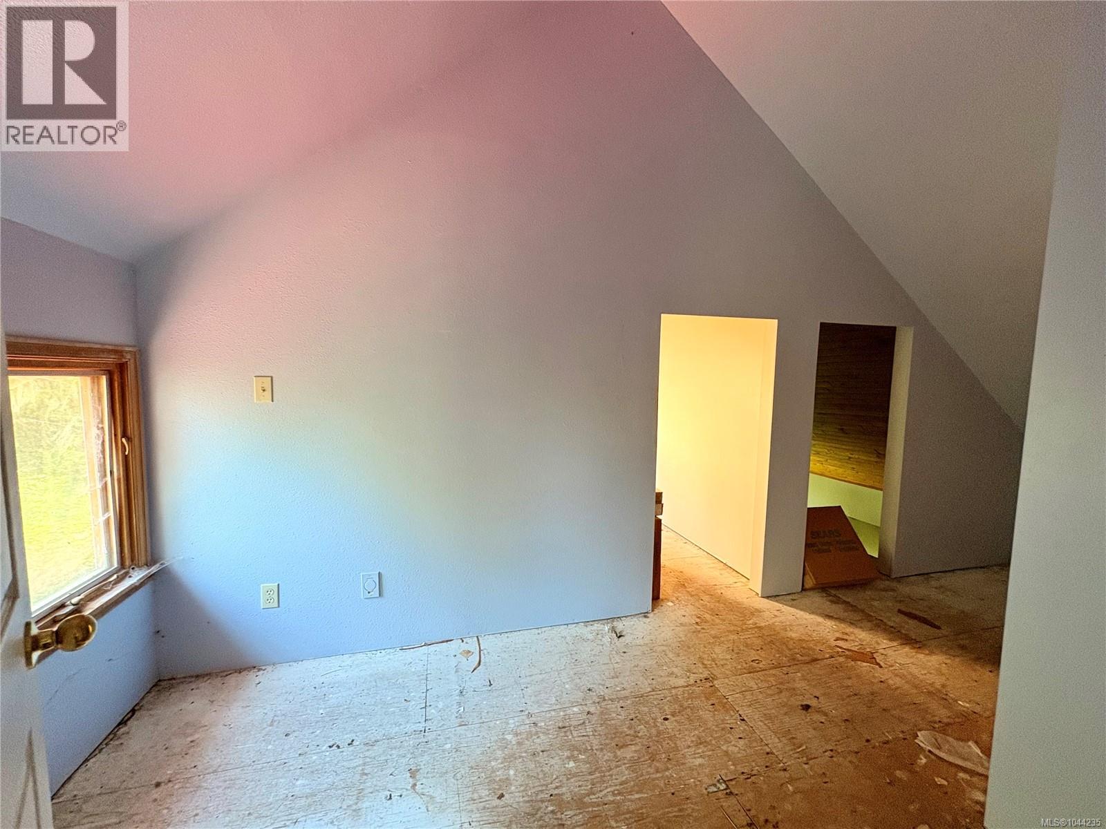 245 Quatsino Rd - 40