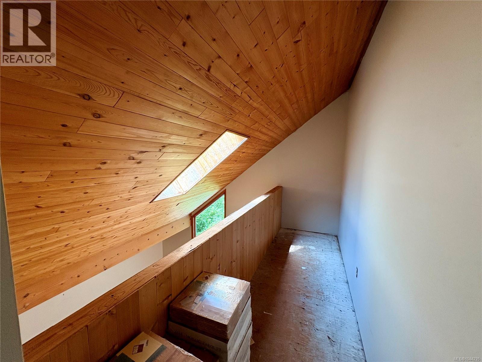 245 Quatsino Rd - 43