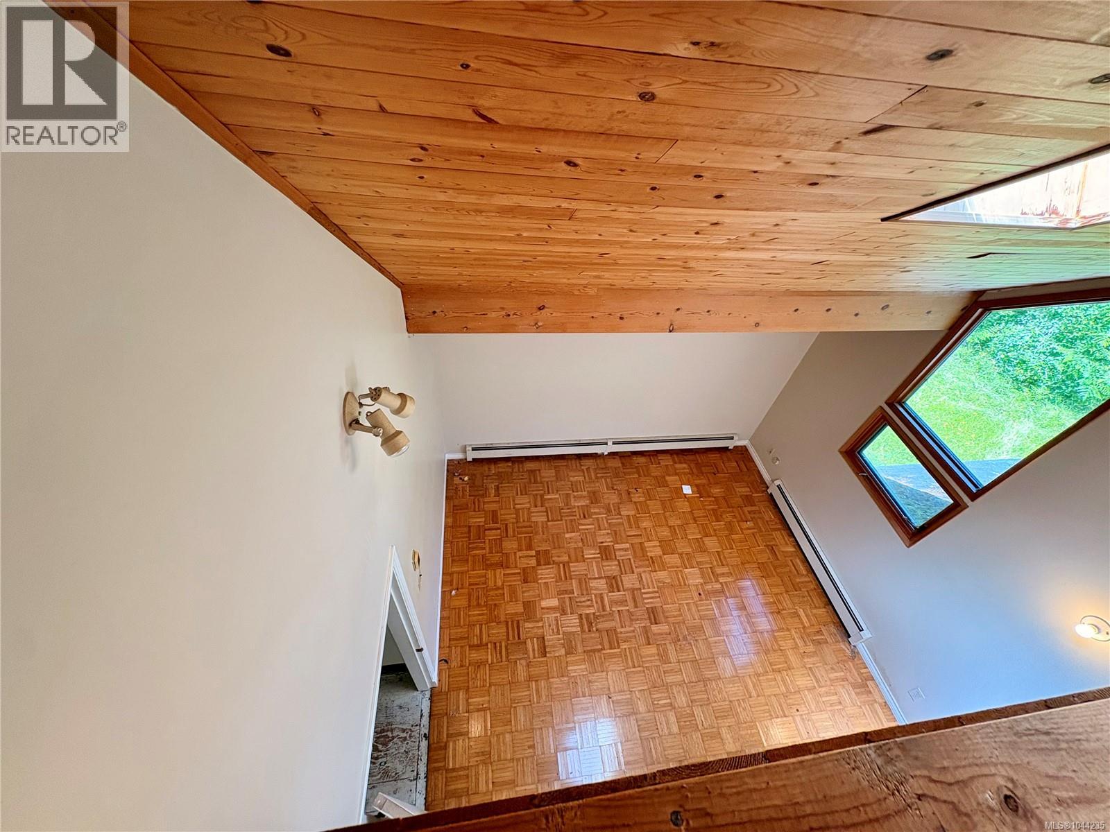 245 Quatsino Rd - 44