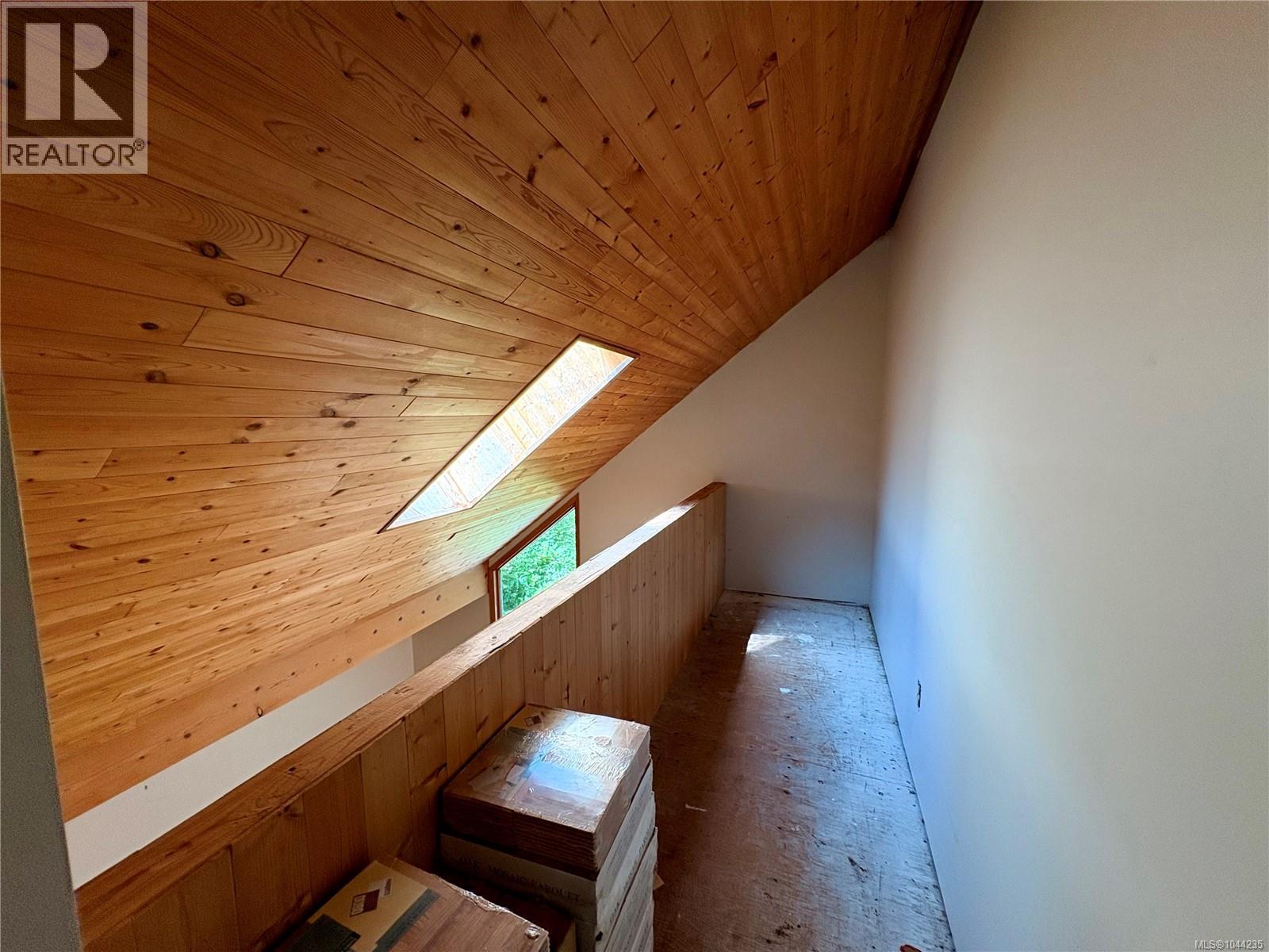 245 Quatsino Rd - 45