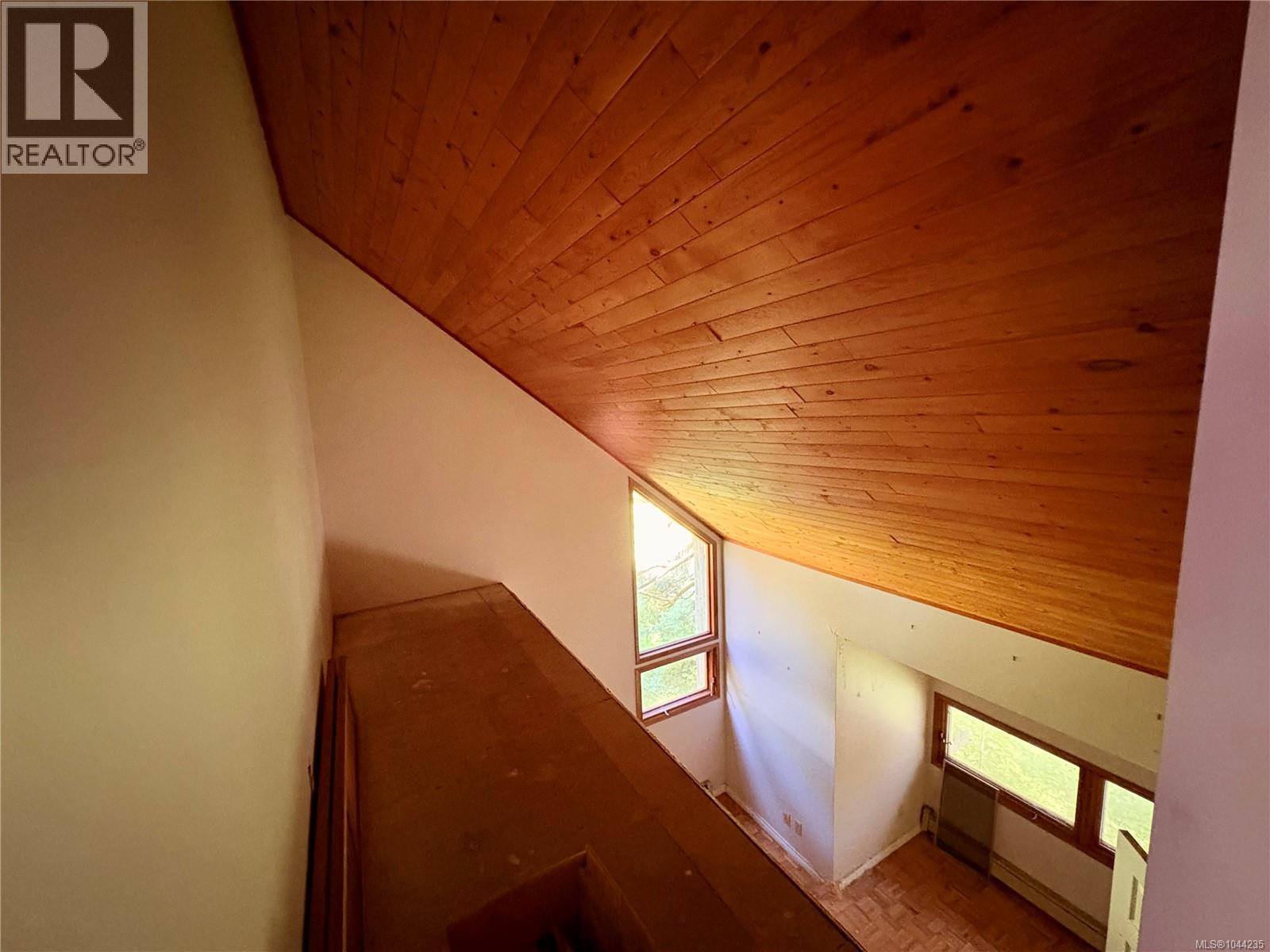 245 Quatsino Rd - 46