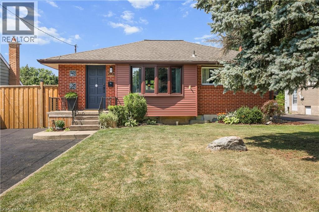 203 MERLIN Crescent - 1