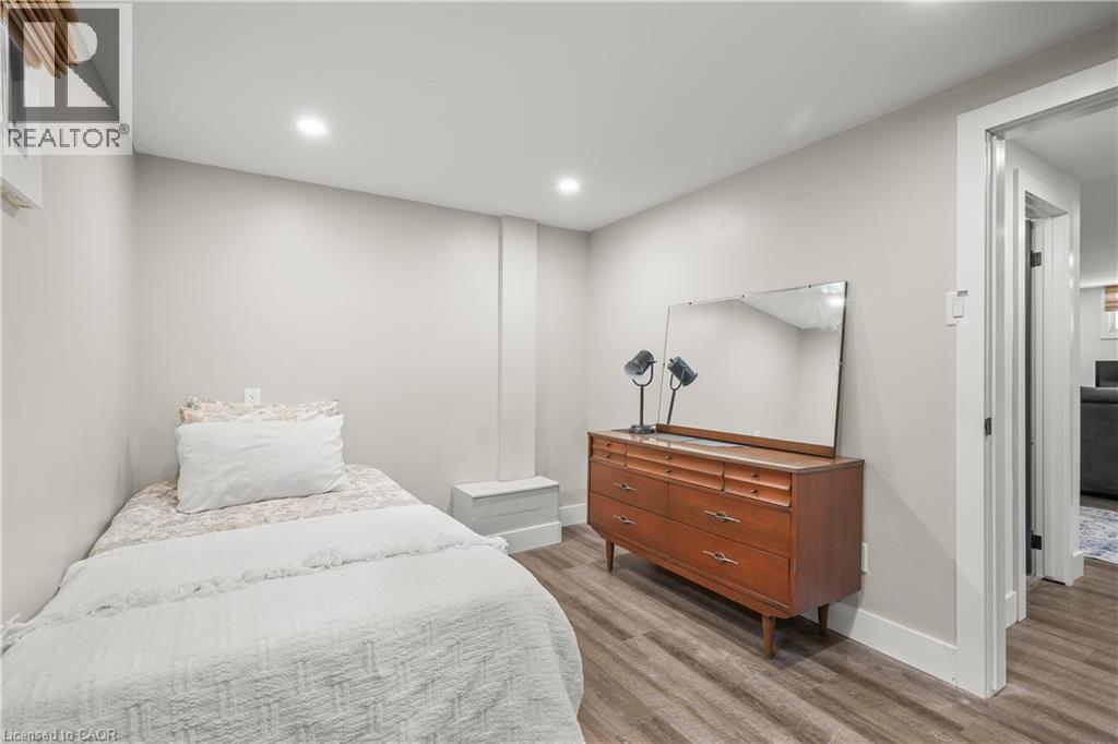 203 MERLIN Crescent - 34