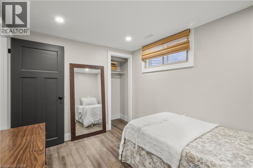 203 MERLIN Crescent - 35