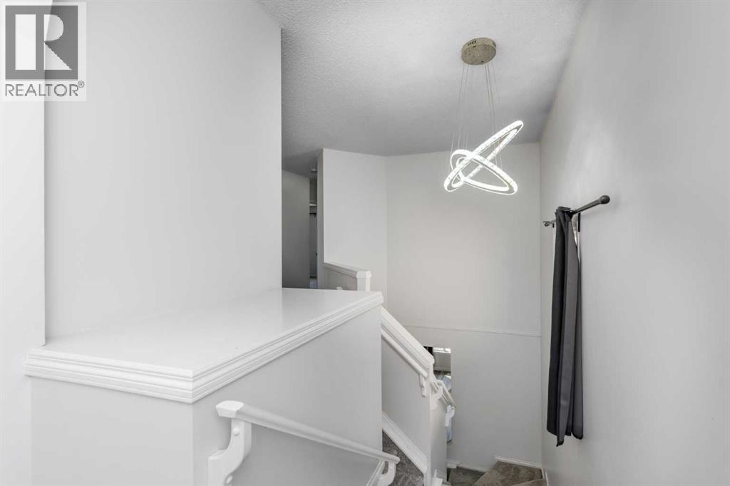 228 SADDLECREST Way NE - 18