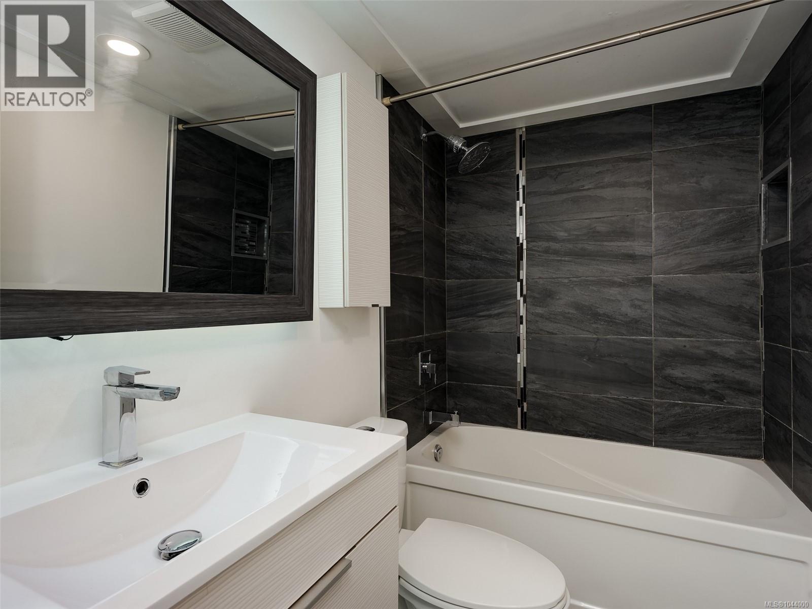#301 3252 Glasgow Ave - 18