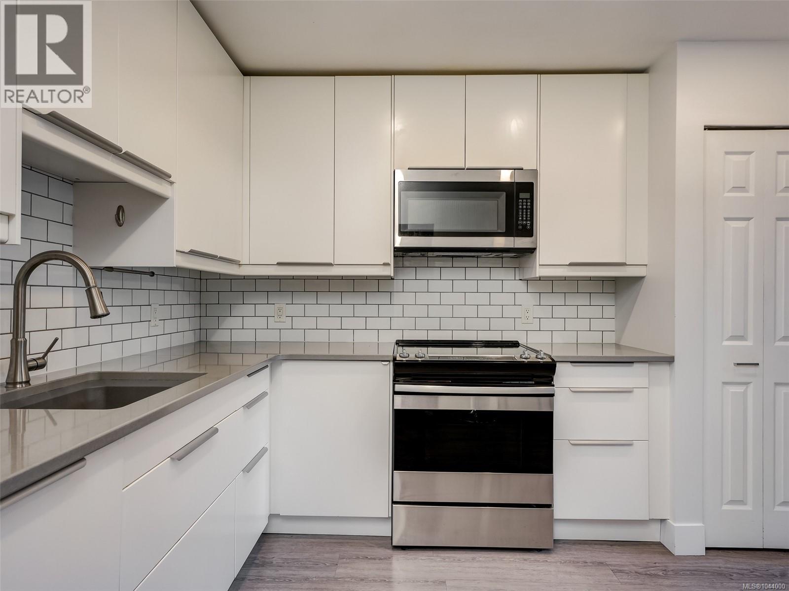 #301 3252 Glasgow Ave - 10