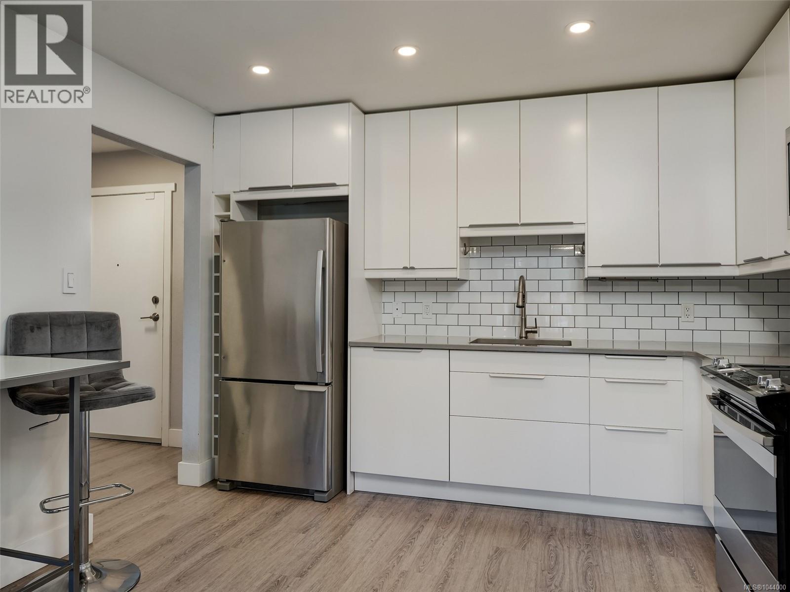 #301 3252 Glasgow Ave - 11