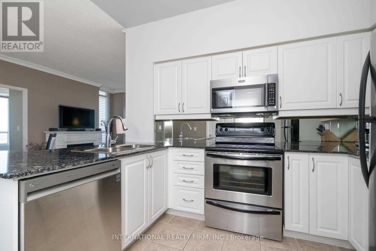 #2004 388 PRINCE OF WALES DRIVE - 6