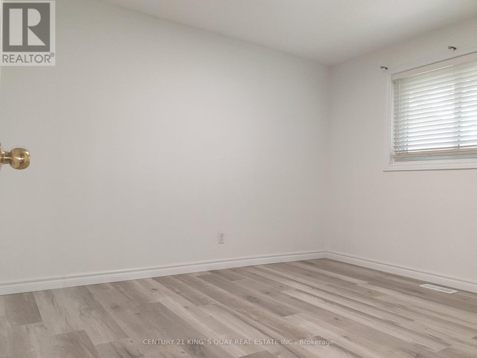 18 MANOR CRESCENT - 13