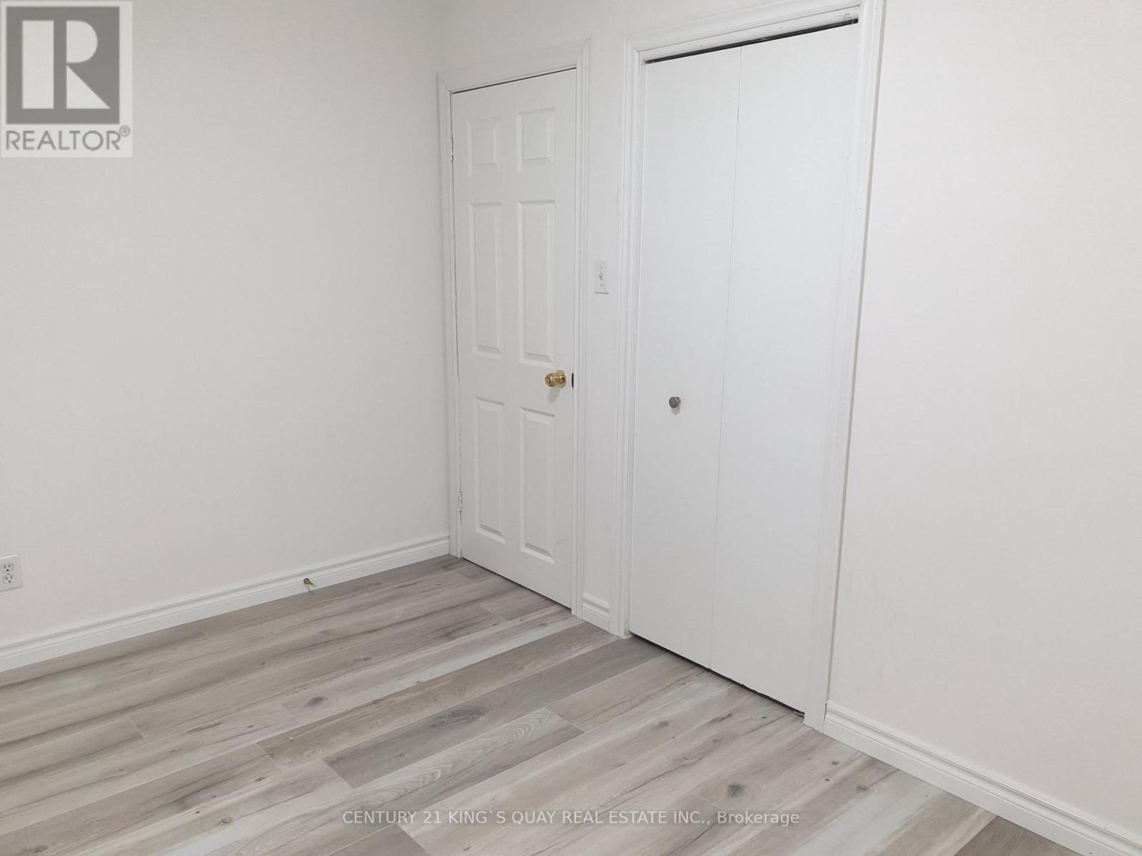 18 MANOR CRESCENT - 16
