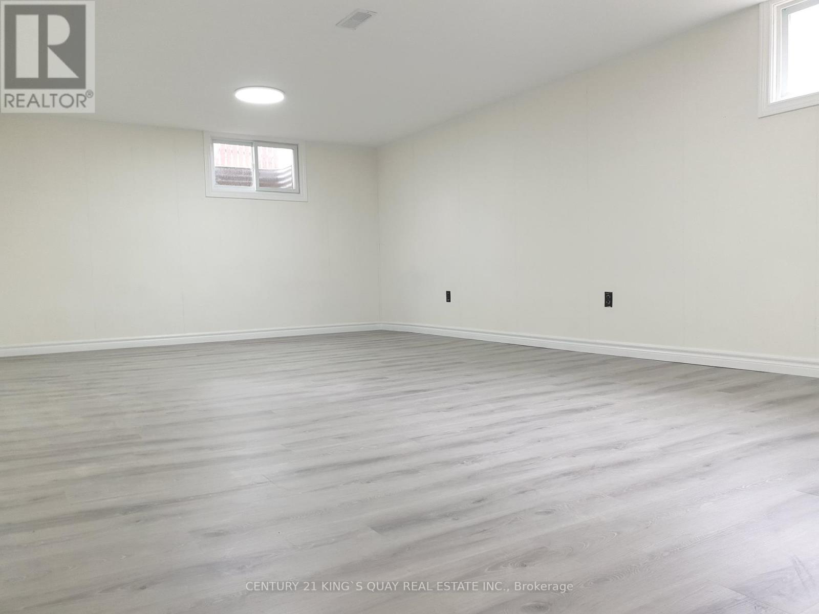 18 MANOR CRESCENT - 21