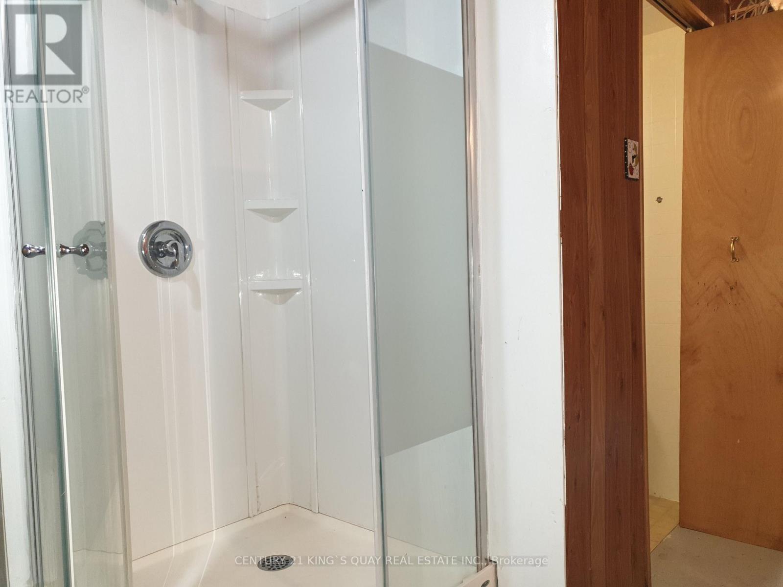18 MANOR CRESCENT - 23