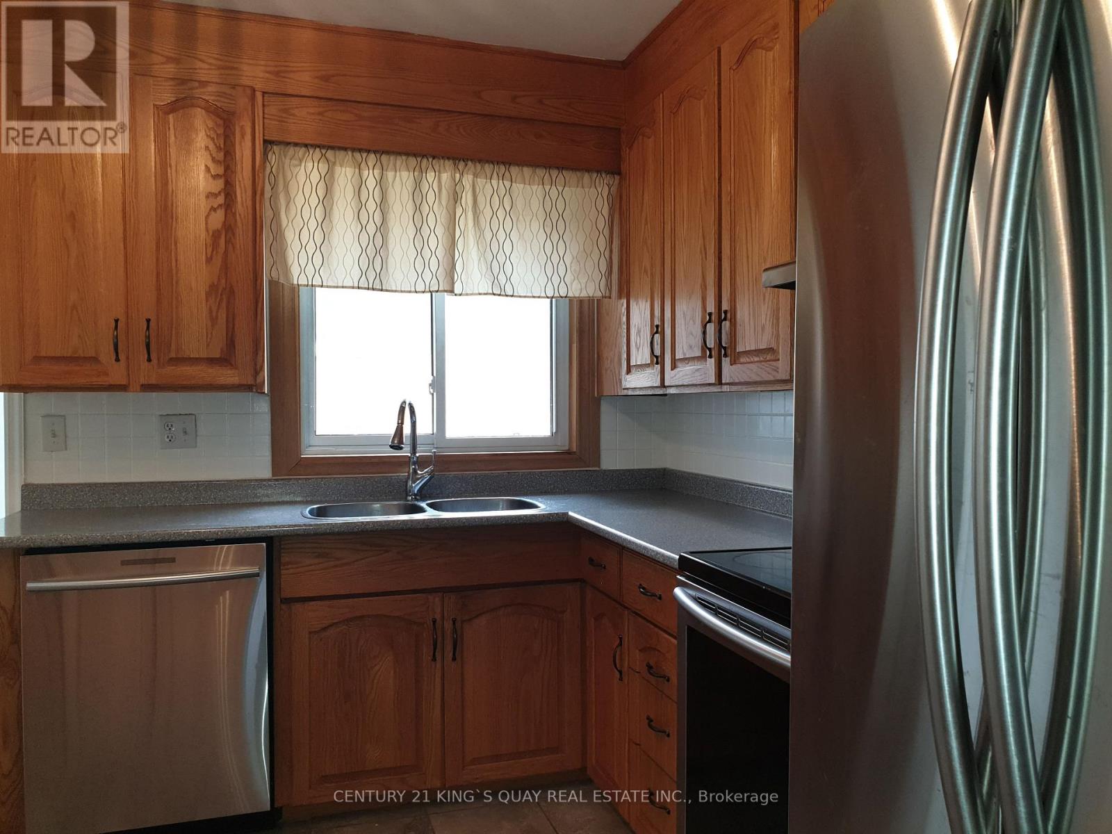 18 MANOR CRESCENT - 8