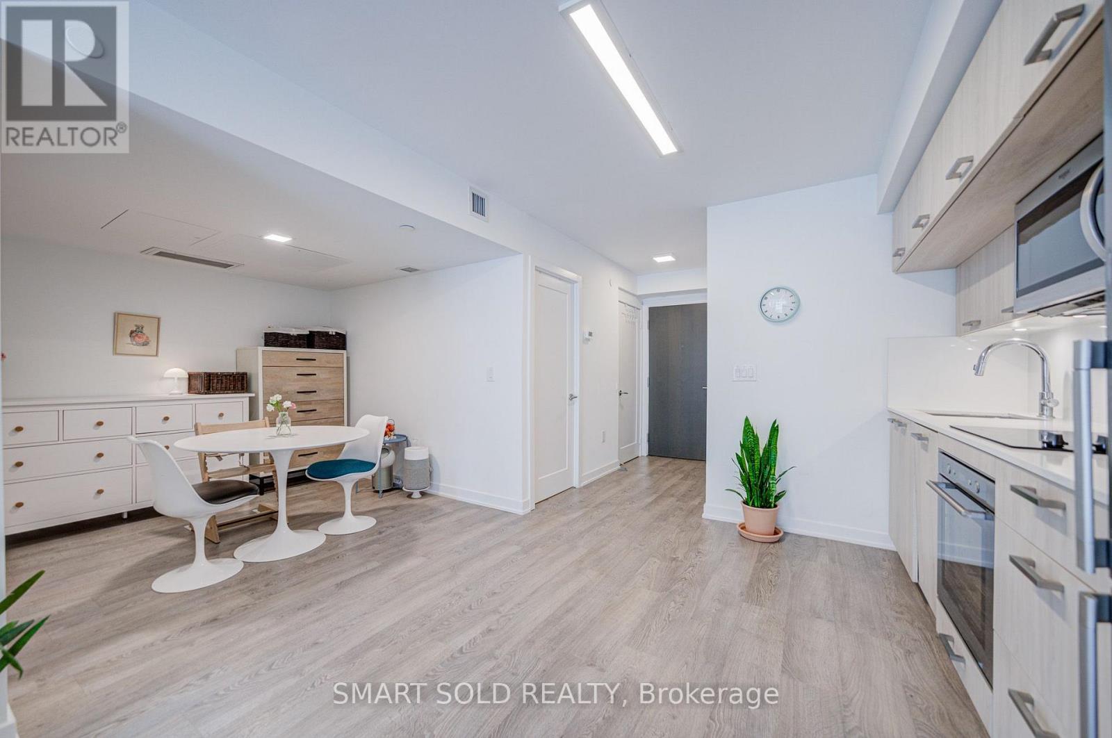 #813 50 MCCAUL STREET - 10