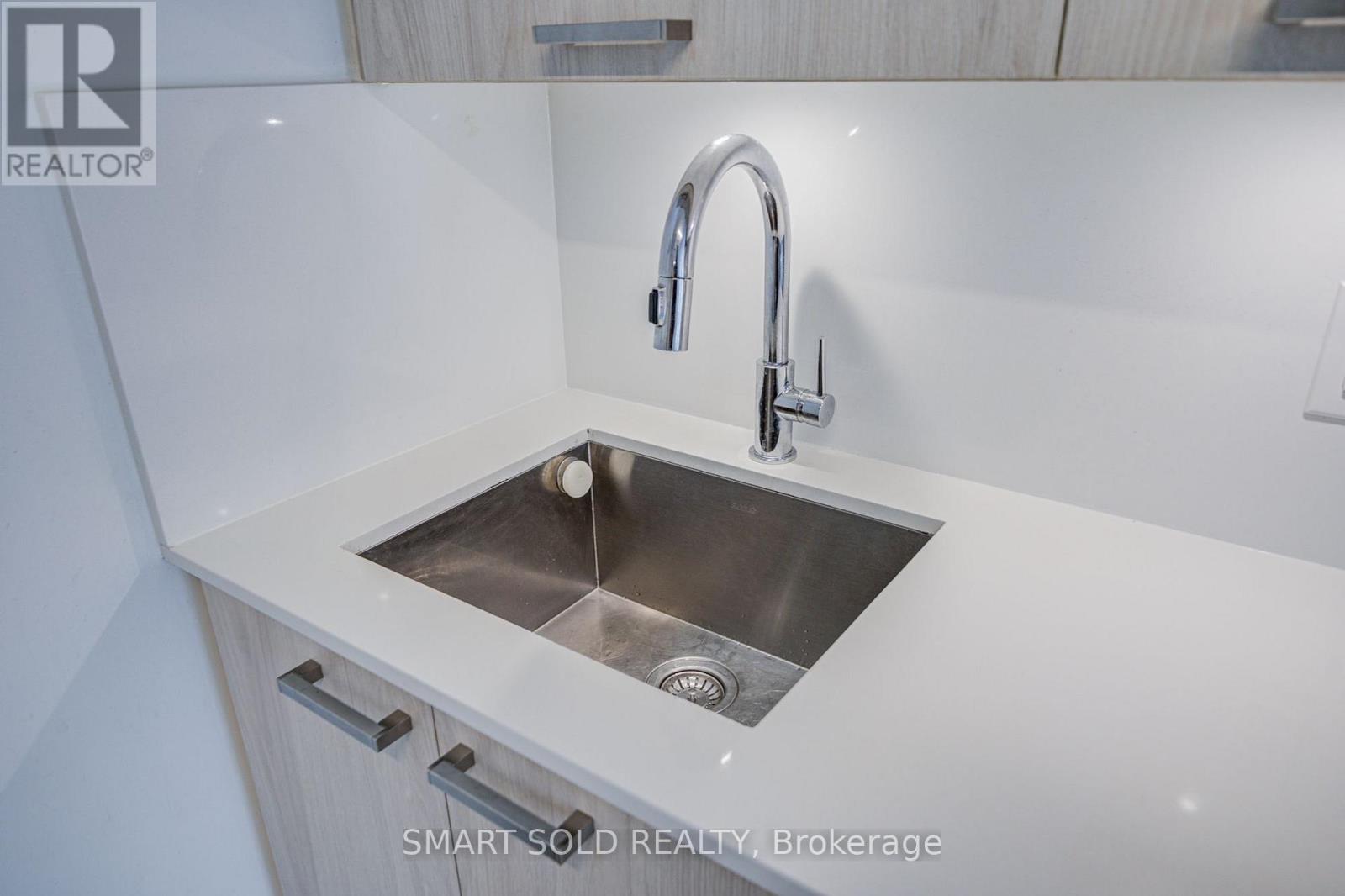 #813 50 MCCAUL STREET - 13