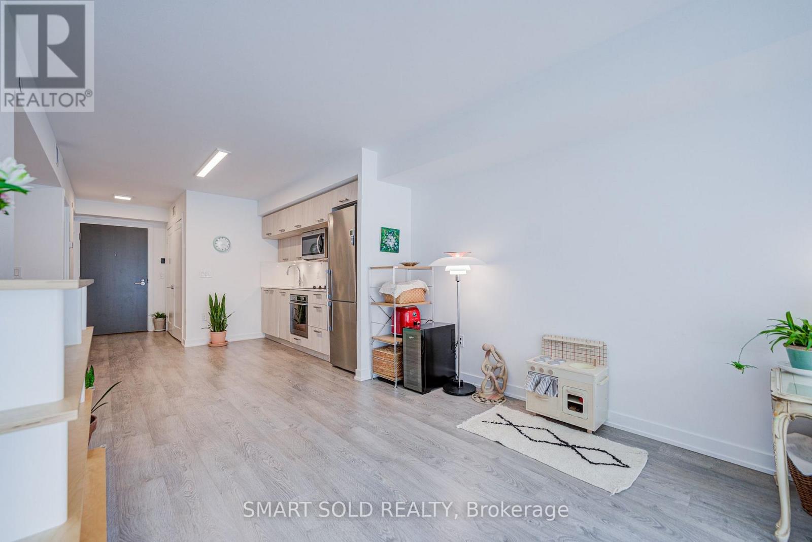 #813 50 MCCAUL STREET - 22