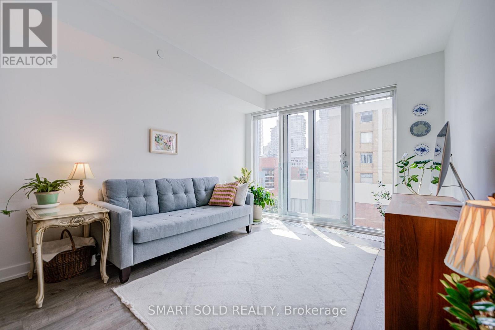 #813 50 MCCAUL STREET - 23