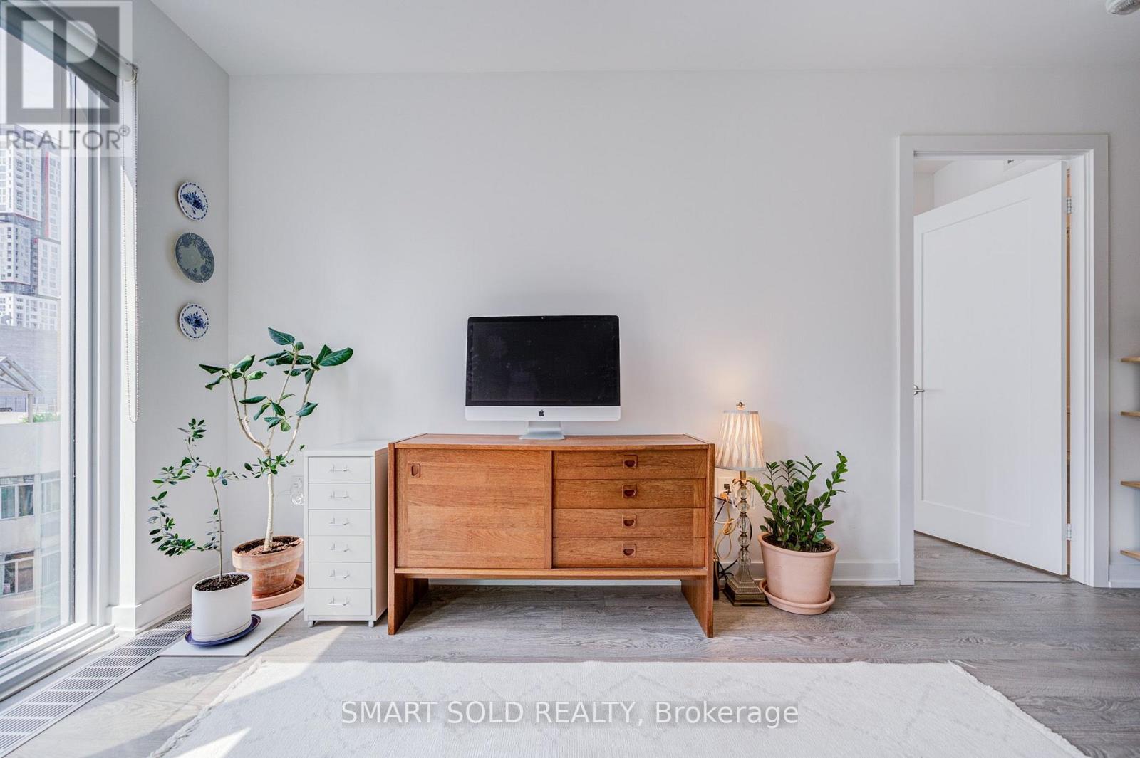 #813 50 MCCAUL STREET - 27