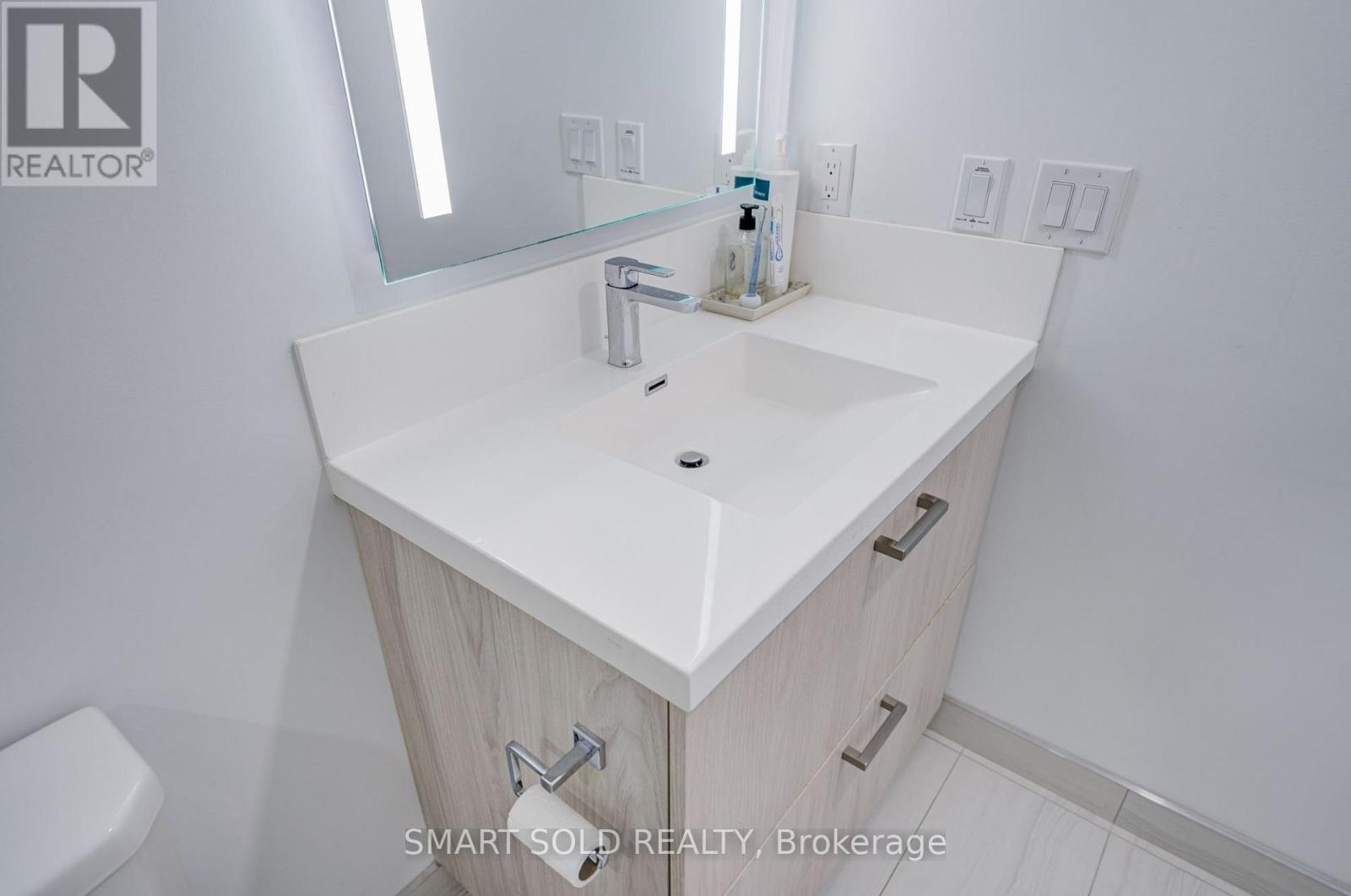 #813 50 MCCAUL STREET - 33