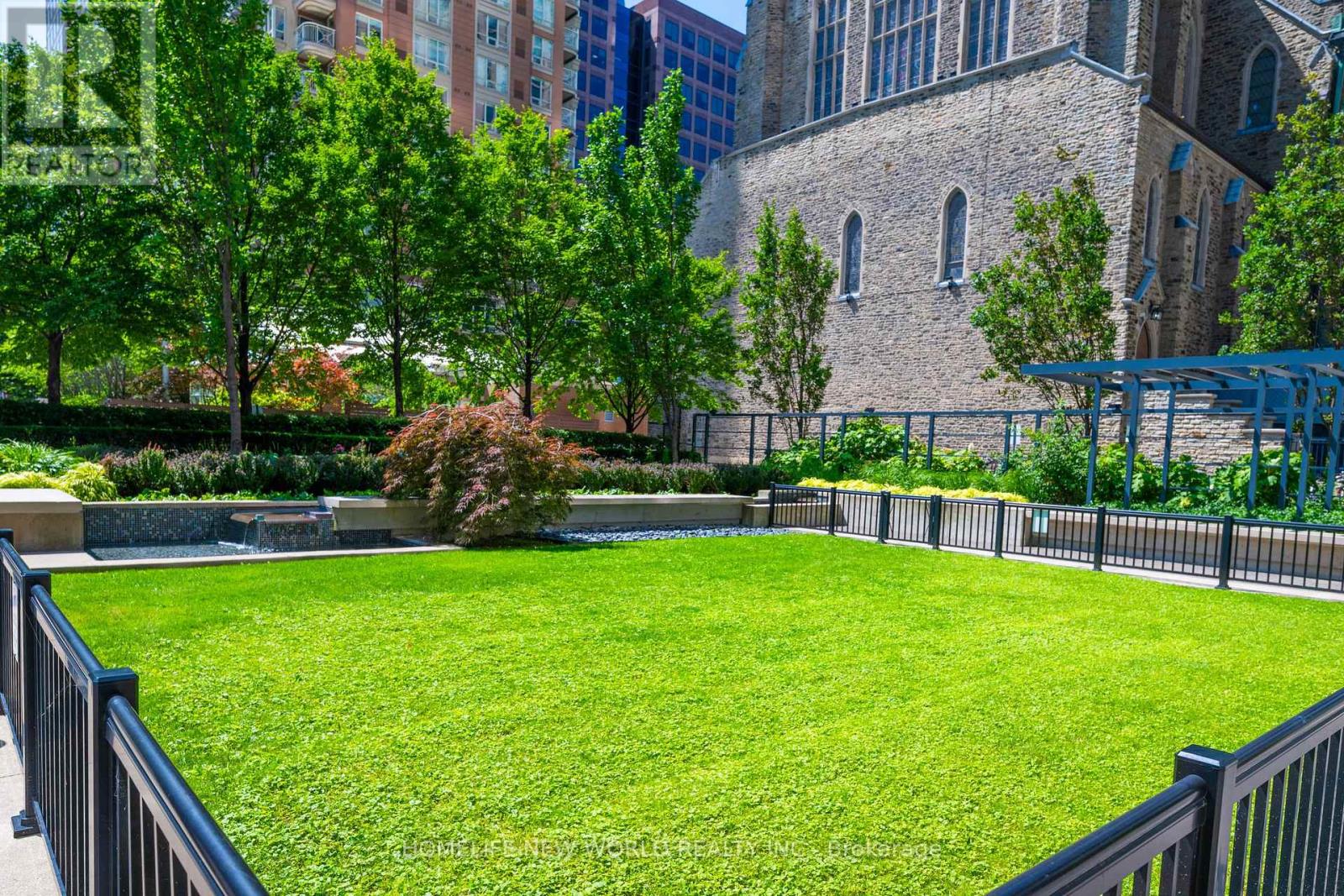 #811 28 TED ROGERS WAY - 26