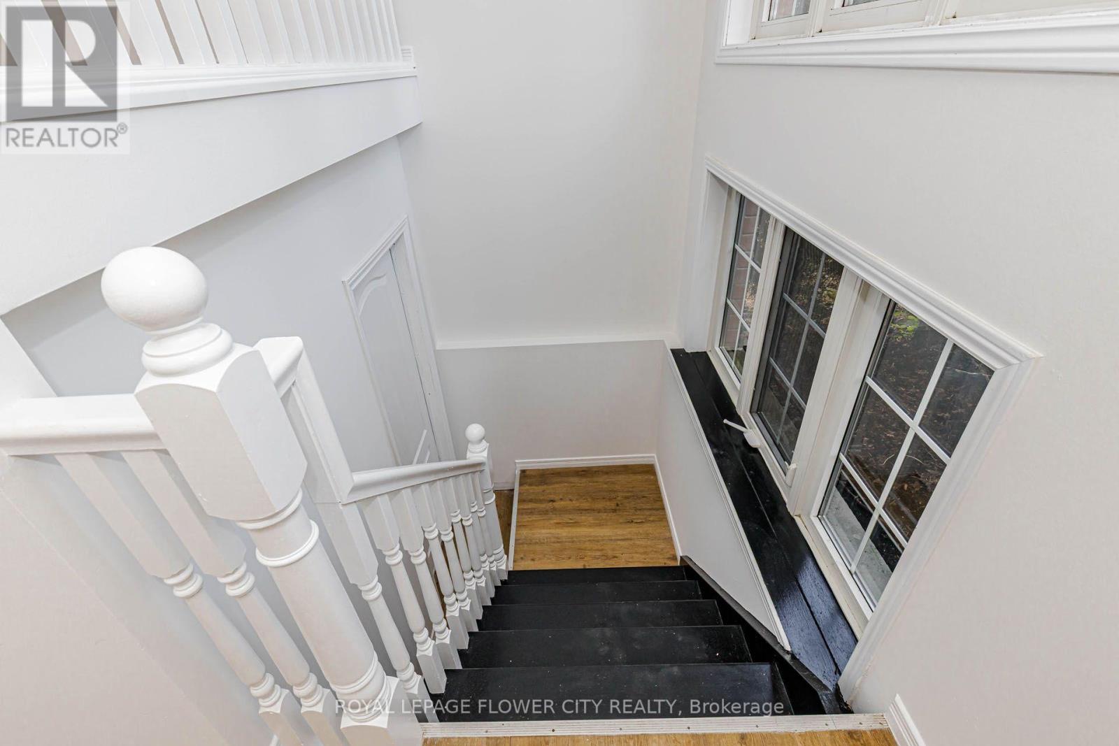 47 QUEENSWAY DRIVE - 35