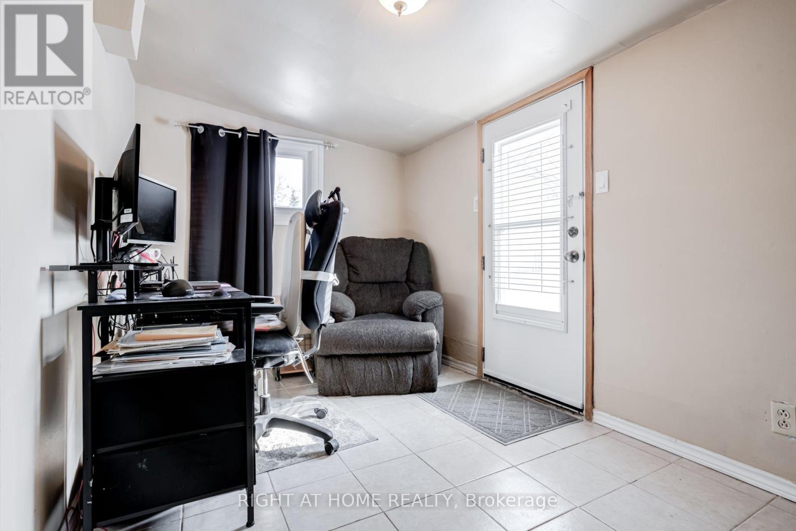 4 LESLIE STREET - 13