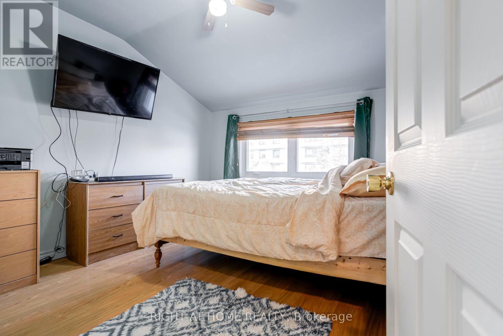 4 LESLIE STREET - 18