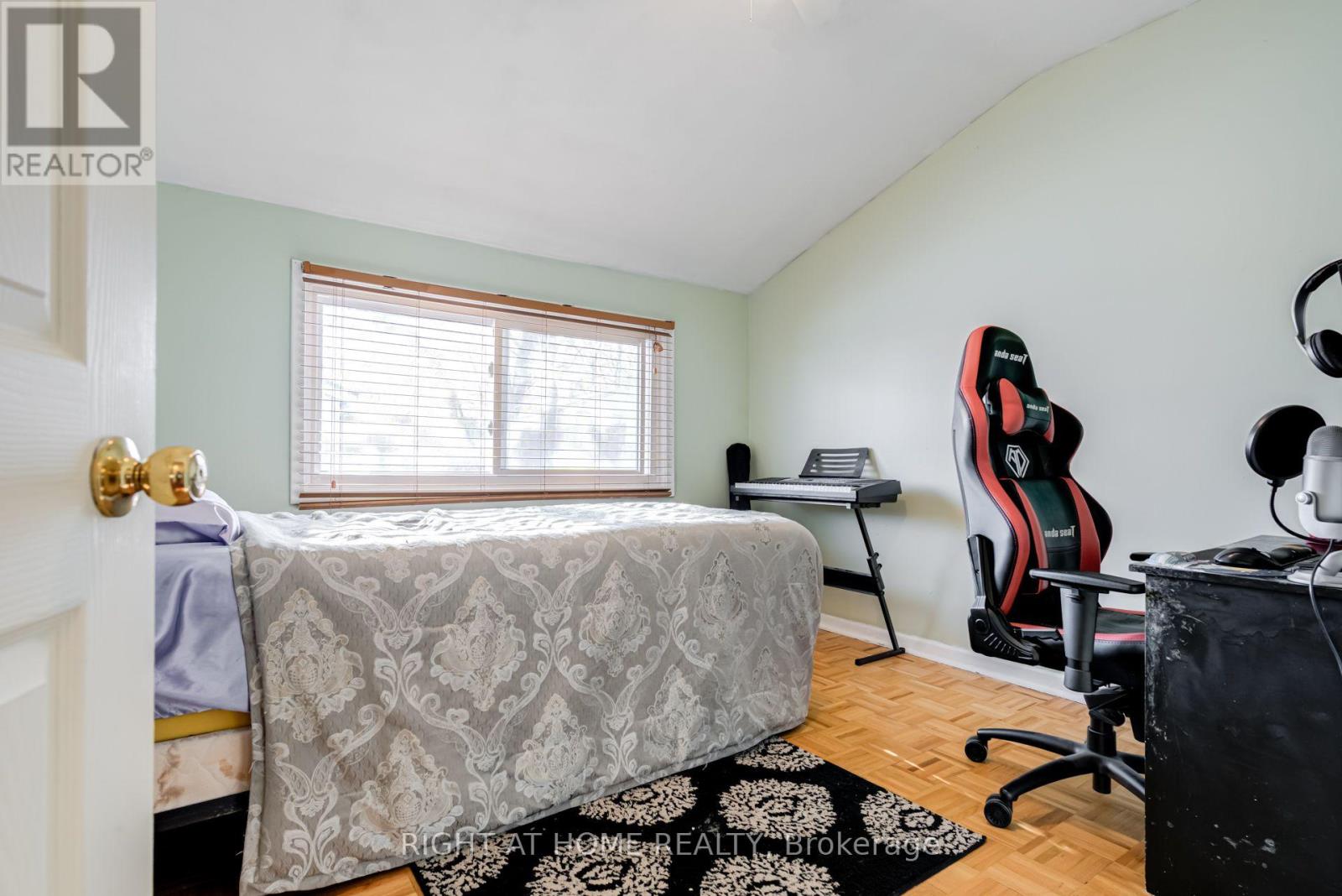 4 LESLIE STREET - 21
