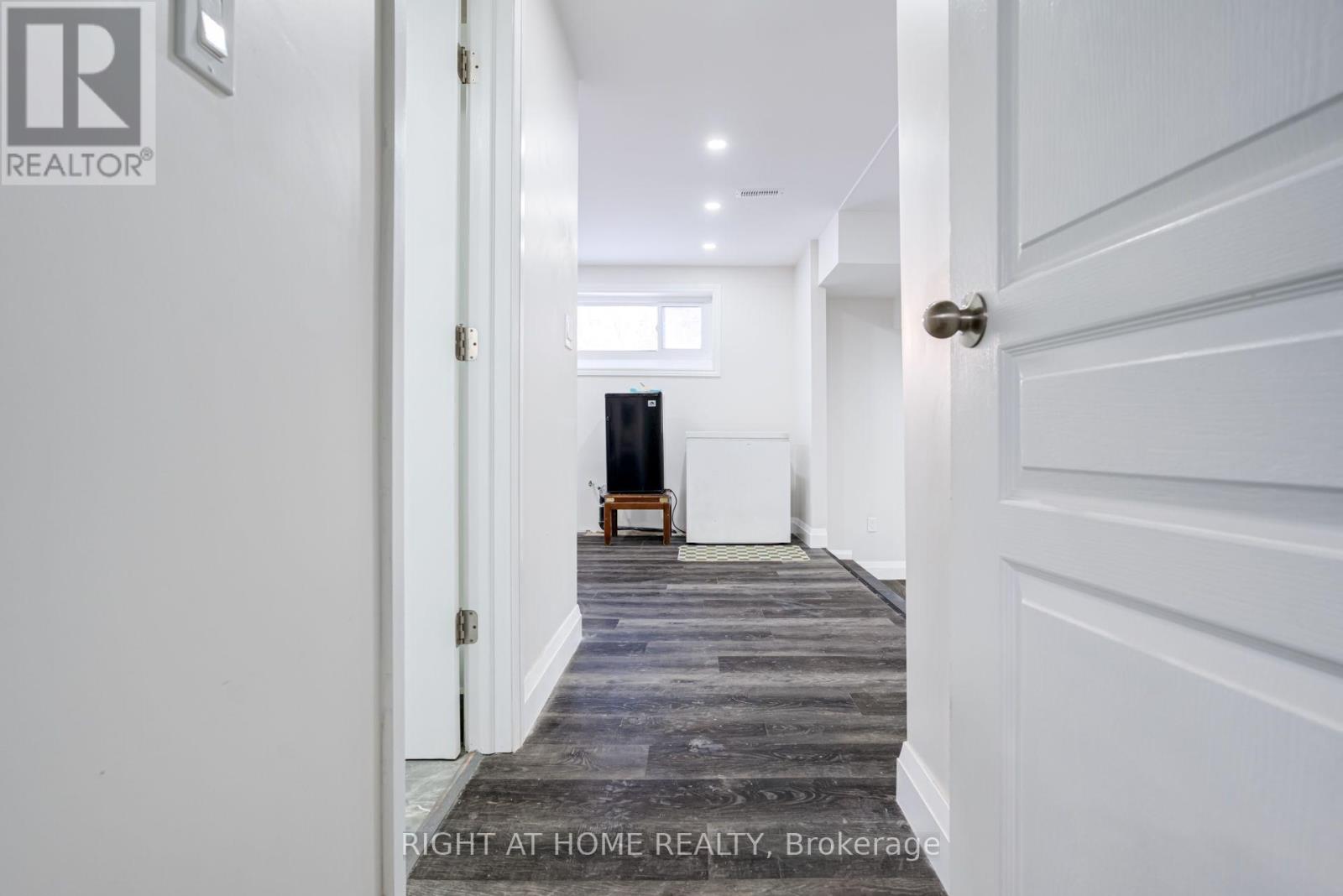4 LESLIE STREET - 27