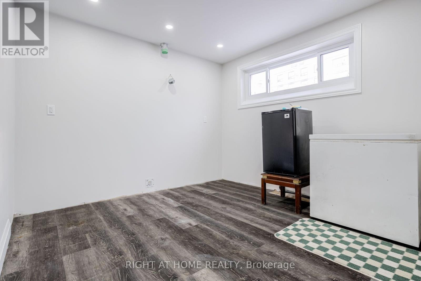 4 LESLIE STREET - 30