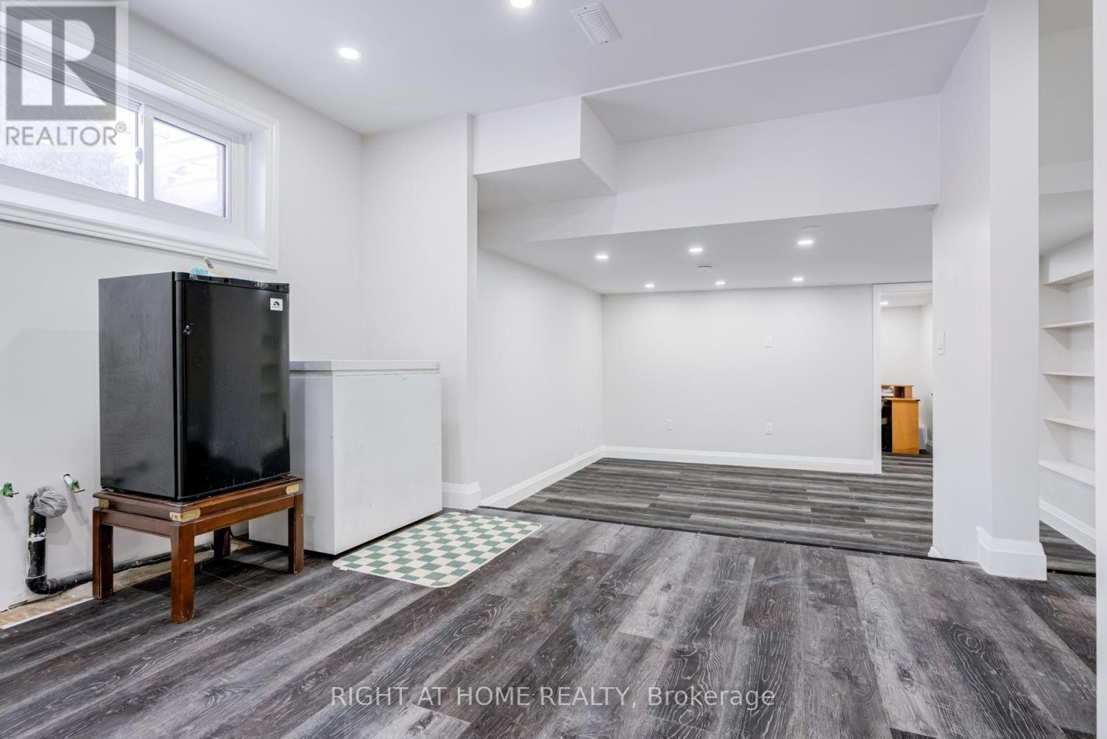 4 LESLIE STREET - 32