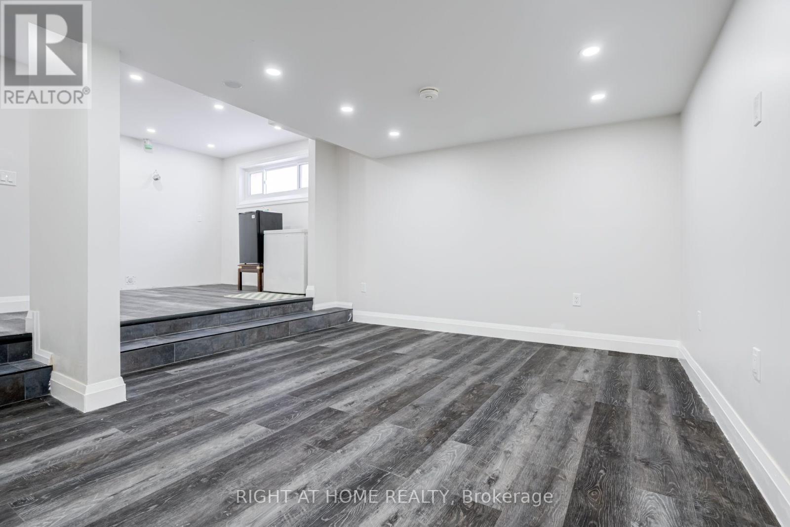 4 LESLIE STREET - 34