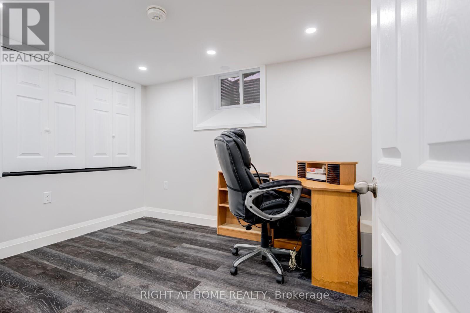 4 LESLIE STREET - 36