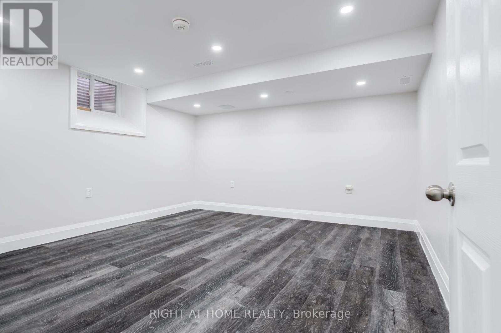4 LESLIE STREET - 38