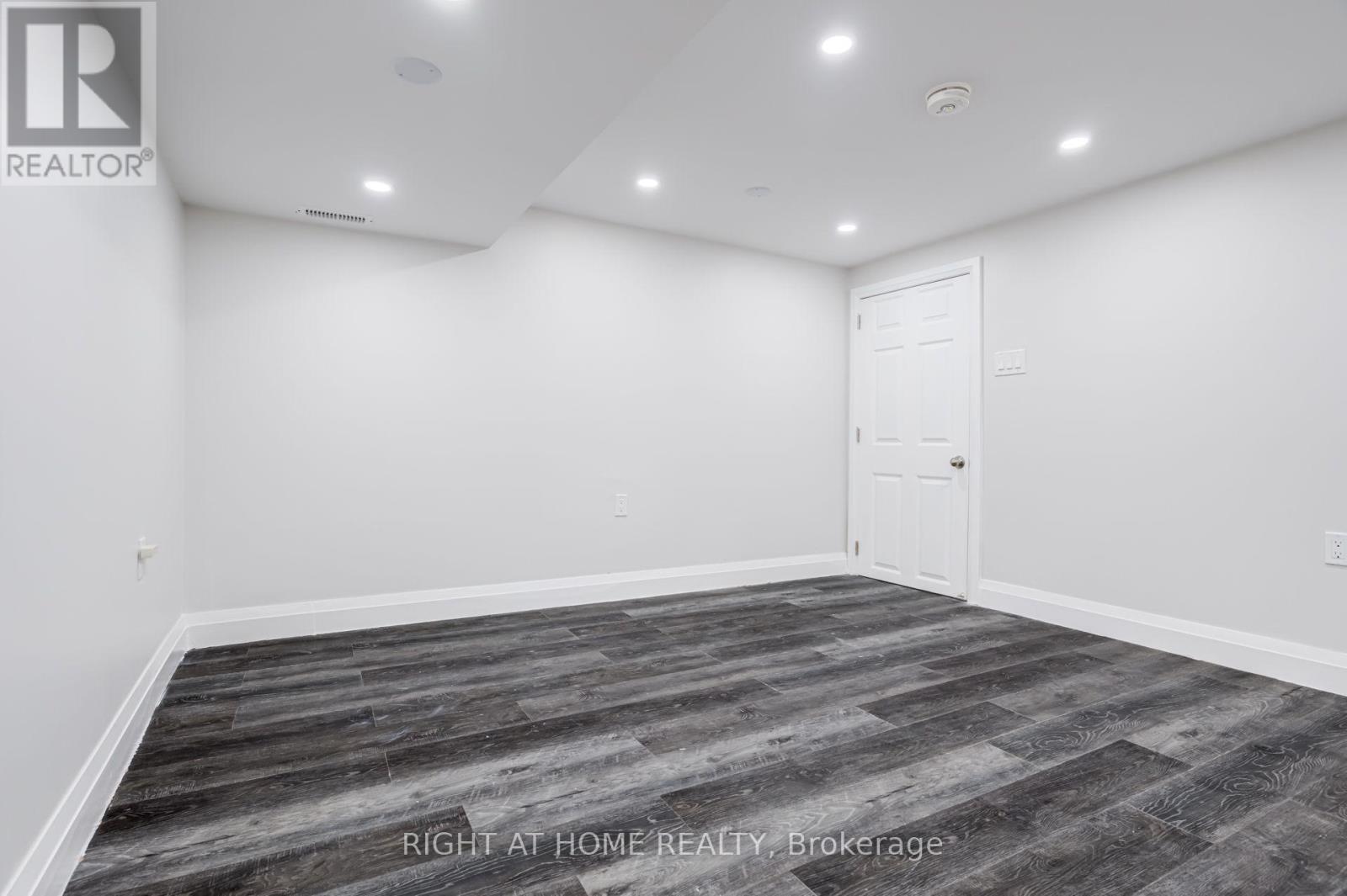 4 LESLIE STREET - 39