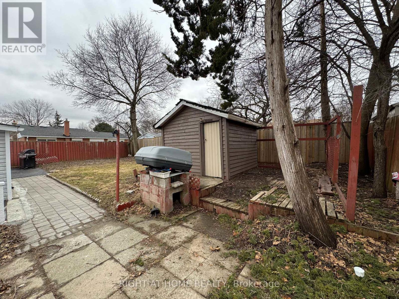 4 LESLIE STREET - 40