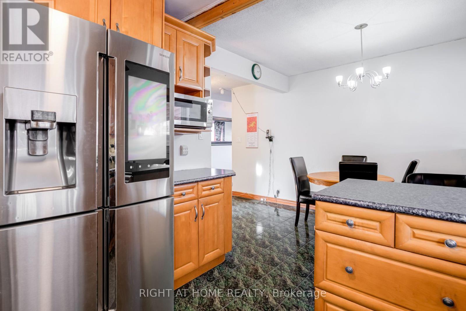 4 LESLIE STREET - 8