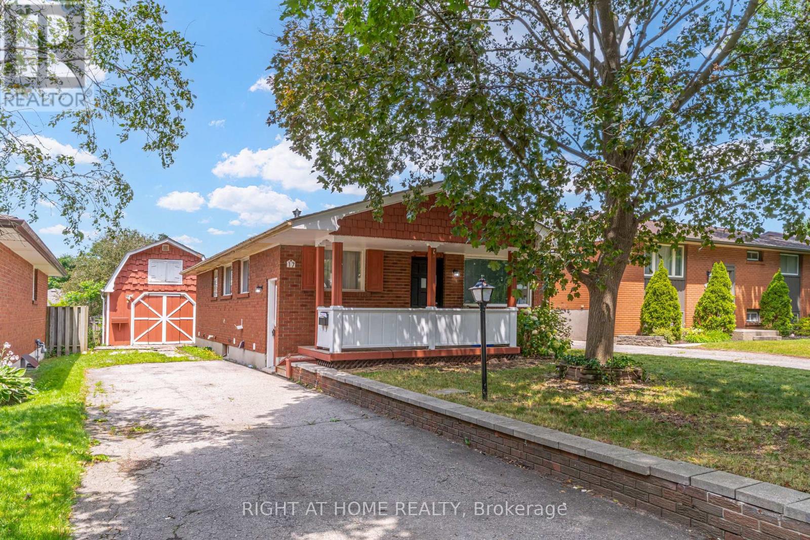 17 TOULON CRESCENT - 1