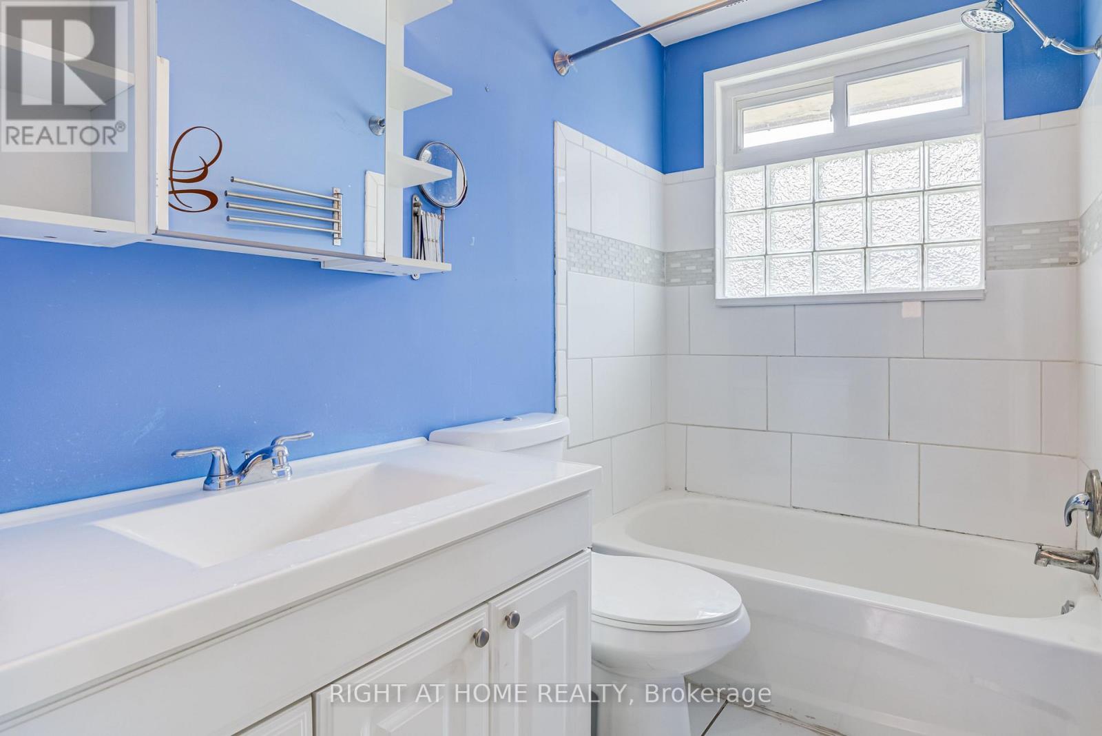 17 TOULON CRESCENT - 11